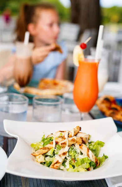 Deliciosa Salada Caesar Com Frango Grelhado Servido Para Almoço Jantar — Fotografia de Stock