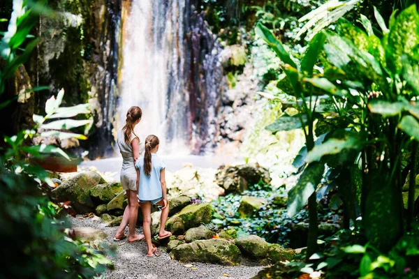 Visão Traseira Família Mãe Filha Desfrutando Vista Cachoeira Diamond Ilha — Fotografia de Stock