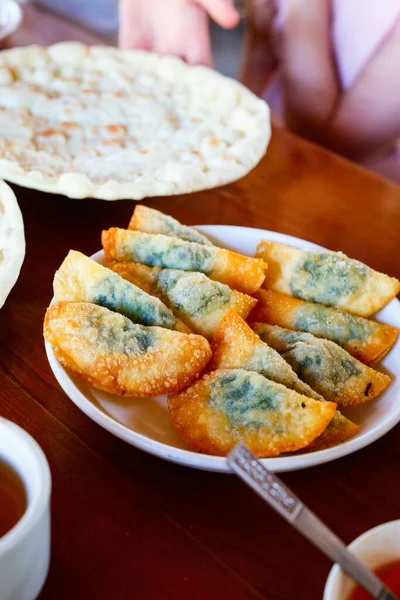 Delicious Fresh Homemade Crispy Vegetable Samosas — Stock Photo, Image