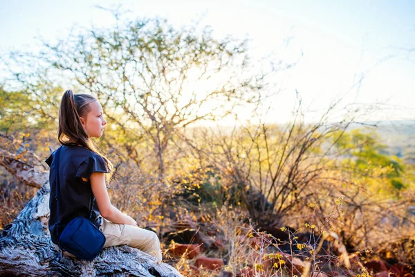 Chica Joven Disfrutando Vistas Aire Libre — Foto de Stock