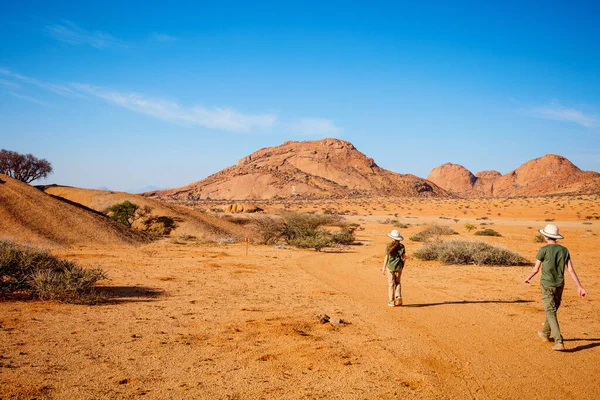 Kinderen Broer Zus Wandelen Spitzkoppe Met Unieke Rotsformaties Damaraland Namibië — Stockfoto