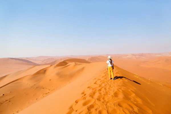 Çocuklar Sossusvlei Namibya Daki Ünlü Kırmızı Kum Tepesine Tırmanıyor — Stok fotoğraf