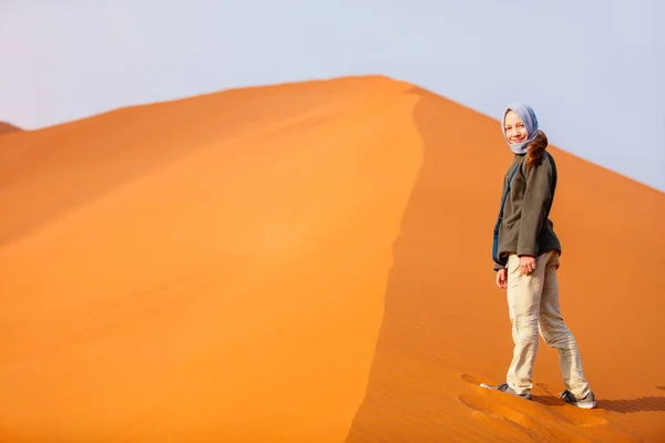 Roztomilá Holčička Obklopená Červenými Dunami Sossusvlei Namibii — Stock fotografie