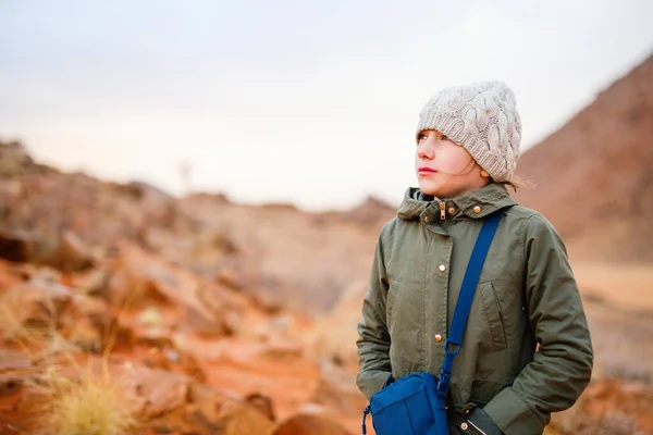 Soğuk Kış Akşamlarında Namib Çölü Nde Genç Bir Kız — Stok fotoğraf