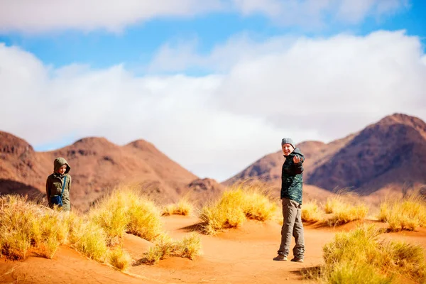 Dva Děti Bratr Sestra Těší Nádherný Výhled Hory Tiras Namib — Stock fotografie