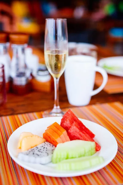 Deliciosas Frutas Orgánicas Servidas Para Desayuno —  Fotos de Stock