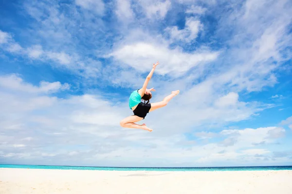 Happy Girl Jumping Tropikalnej Plaży Wiele Zabawy Wakacjach — Zdjęcie stockowe
