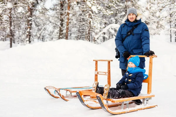 Família Pai Sua Adorável Filhinha Livre Belo Dia Nevado Inverno — Fotografia de Stock