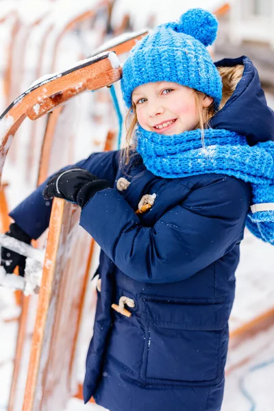 Schattig Klein Meisje Draagt Warme Kleren Buiten Mooie Winter Besneeuwde — Stockfoto