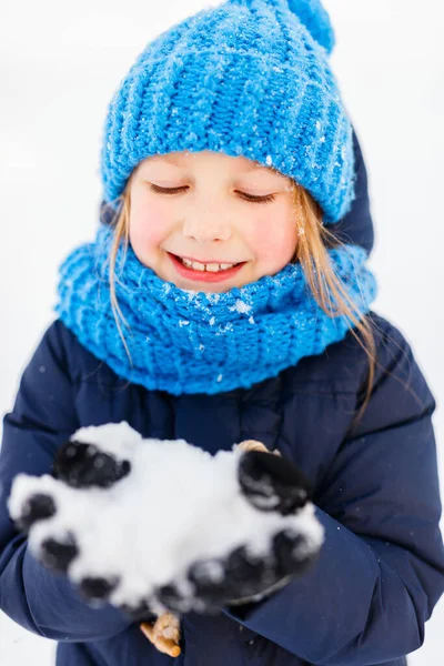 美丽的冬季雪天 一个穿着保暖衣服的可爱的小女孩在外面 — 图库照片