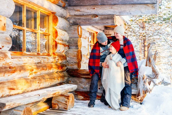 Rodina Dítětem Venku Krásném Zimním Dni Před Chatou Srub Rekreační — Stock fotografie