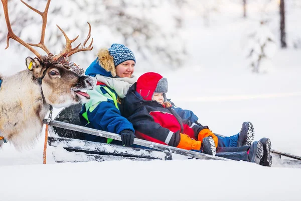 Familie Van Moeder Meisje Rendiersafari Het Winterbos Lapland Finland — Stockfoto