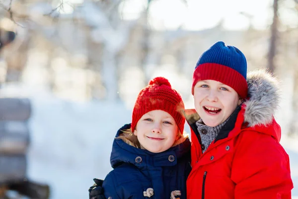 Schattig Klein Meisje Leuke Jongen Buiten Mooie Winterdag — Stockfoto