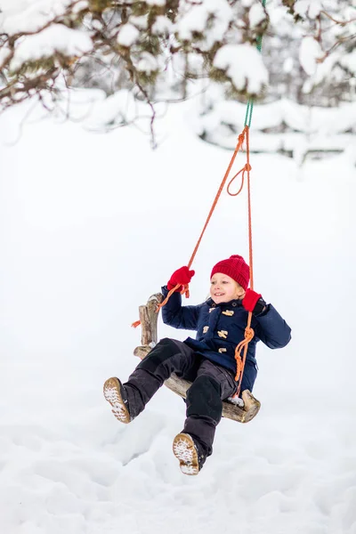Söt Liten Flicka Som Har Roligt Utomhus Vacker Vinter Snöig — Stockfoto