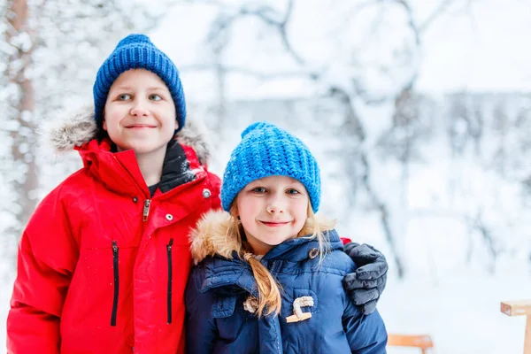 Underbar Liten Flicka Och Söt Pojke Utomhus Vacker Vinterdag — Stockfoto