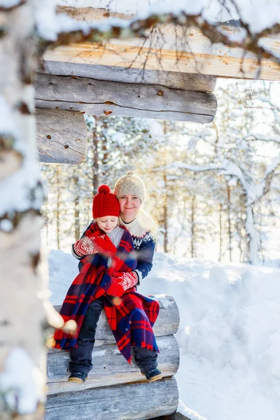 Όμορφη Οικογένεια Της Μητέρας Και Της Κόρης Της Απολαμβάνοντας Χιονισμένη — Φωτογραφία Αρχείου