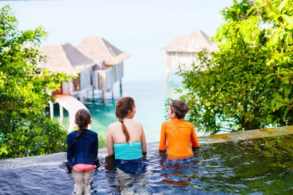 快乐的家庭母亲和孩子们在户外无限大游泳池欣赏风景 — 图库照片