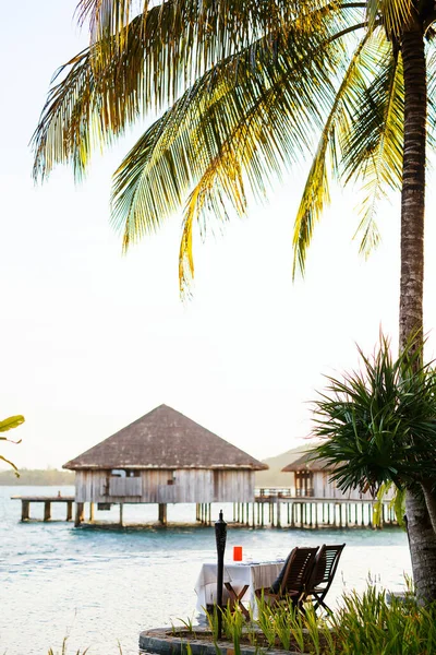 Jantar Romântico Pôr Sol Perto Piscina Infinita Resort Tropical Luxo — Fotografia de Stock