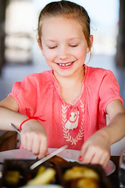 Restoranda Yemeğin Tadını Çıkaran Sevimli Küçük Kızın Sıradan Portresi — Stok fotoğraf