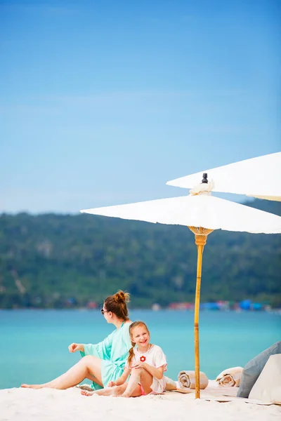 Mãe Filha Desfrutando Férias Praia Tropical — Fotografia de Stock