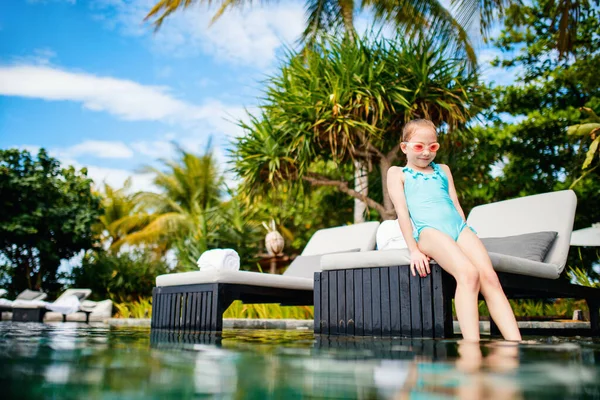 Чарівна Маленька Дівчинка Басейні Розважається Насолоджуючись Літнім Відпочинком — стокове фото
