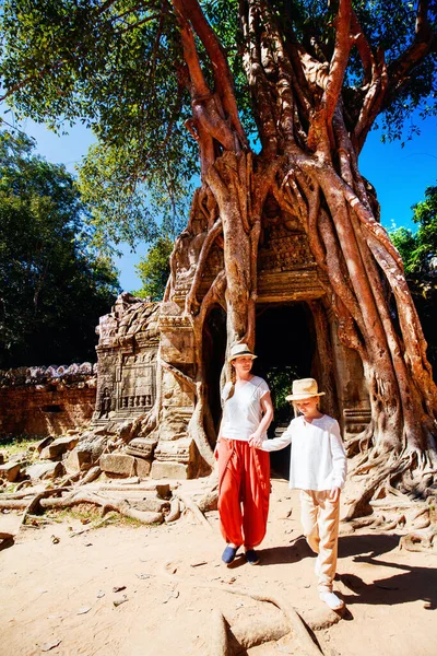 Familj Besöker Forntida Som Tempel Angkor Arkeologiskt Område Kambodja — Stockfoto