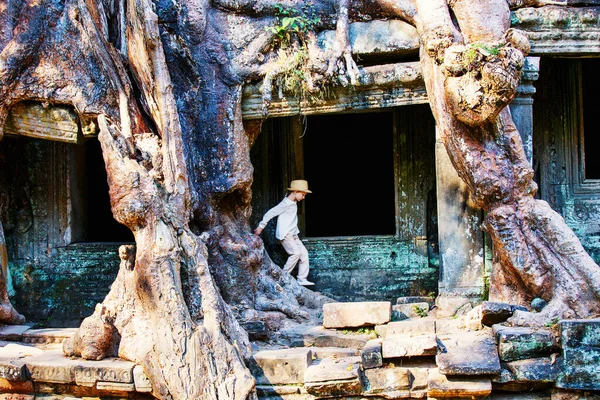 Menina Antigo Templo Preah Khan Angkor Área Arqueológica Camboja — Fotografia de Stock