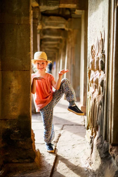Dívka Starověkém Chrámu Angkor Wat Siem Reap Kambodža — Stock fotografie