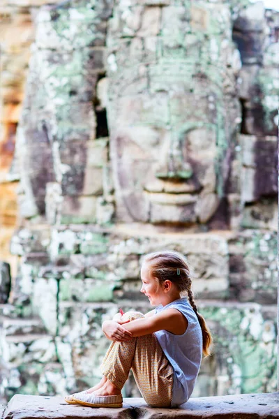 Bambina Nell Antico Tempio Angkor Wat Siem Reap Cambogia — Foto Stock