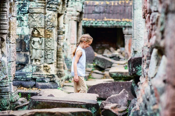 Liten Flicka Gamla Angkor Wat Tempel Siem Reap Kambodja — Stockfoto