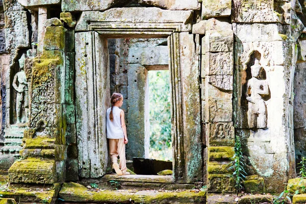 柬埔寨暹粒吴哥窟古寺的小女孩 — 图库照片