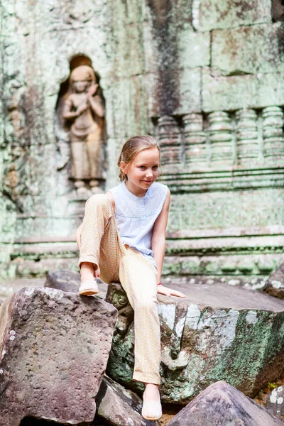 Μικρό Κορίτσι Στον Αρχαίο Ναό Angkor Wat Στο Siem Reap — Φωτογραφία Αρχείου