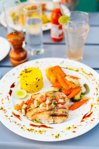 Almoço Delicioso Peixe Arroz Legumes Verdes — Fotografia de Stock