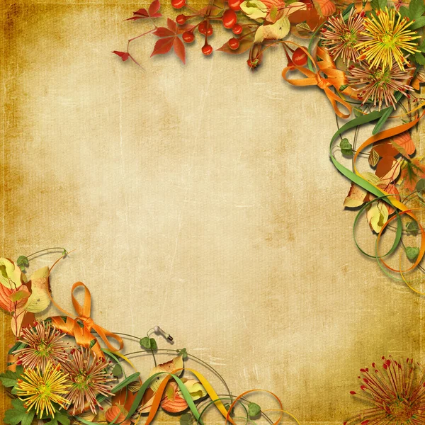 Fondo vintage con ramo de otoño de flores y bayas — Foto de Stock