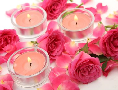 pembe güller ve yanan mumlar