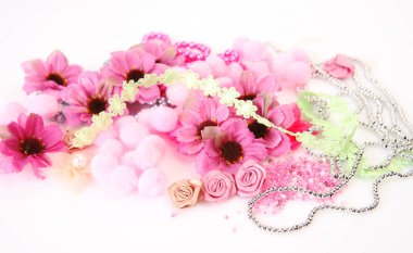 pembe çiçekler ve süs eşyaları