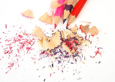 Beyaz arkaplanda renkli kalemler