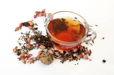 çay bir kupa ve kuru güller