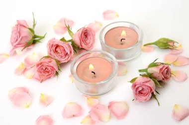 pembe güller ve yanan mumlar