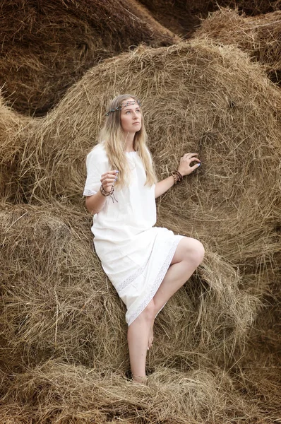 Beautiful Blonde Woman White Dress Front Straw Pile — Stock Photo, Image