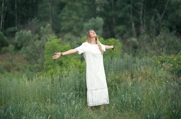 Beautiful Blonde Woman White Dress Nature — Stock Photo, Image