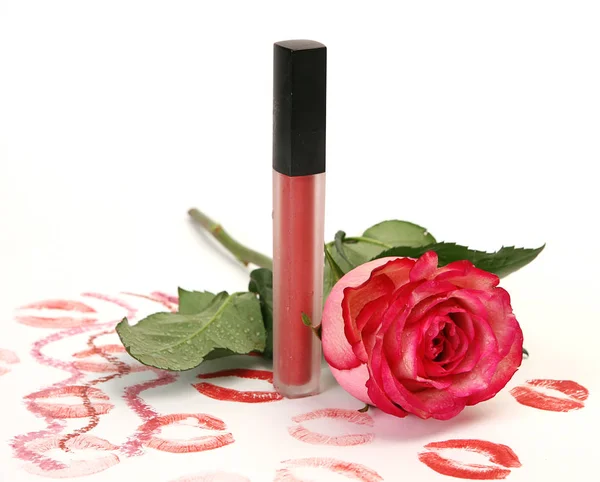 Lippenstift Und Rose Auf Weißem Hintergrund — Stockfoto