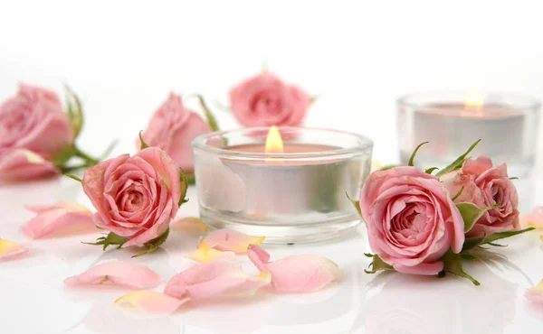 Rózsaszín Rózsák Égő Gyertyák — Stock Fotó