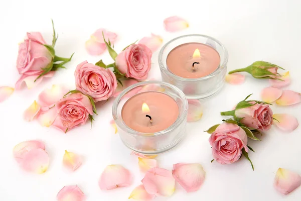 粉红玫瑰和燃烧的蜡烛 — 图库照片