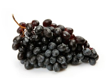 beyaz bir arka plan üzerinde siyah üzüm demet