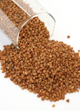 karabuğday kabuğu çıkarılmış tane beyaz bir arka plan üzerinde dağınık