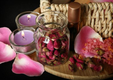 Pembe güller ve aromaterapi, spa ve masaj için aromatik yağ Kuru çiçekler