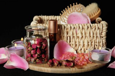 Pembe güller ve aromaterapi, spa ve masaj için aromatik yağ Kuru çiçekler