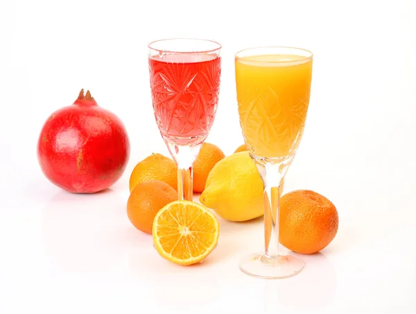 Deux Verres Avec Jus Fruits Mûrs Sur Fond Blanc — Photo