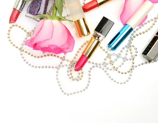 Roter Lippenstift Parfüm Und Rosa Rose Auf Weißem Hintergrund — Stockfoto